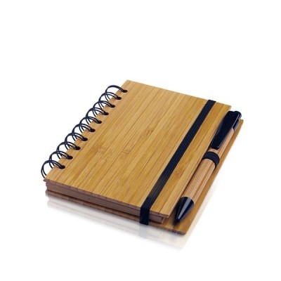 Caderno de espiral com capa em madeira e caneta