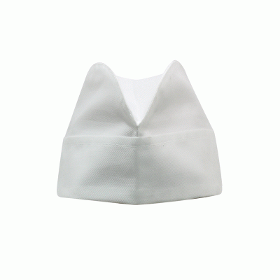Touca branca de tecido com dobras laterais em fundo branco