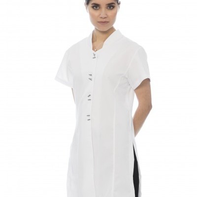 Túnica branca com mangas curtas e fecho de botões metálicos