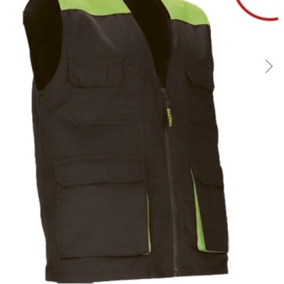 Colete de trabalho preto e verde com bolsos e fecho de correr