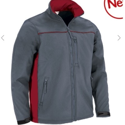 Casaco cinza com detalhes vermelhos e fecho frontal