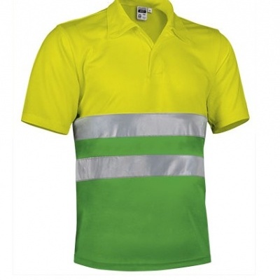 Pólo de manga curta amarelo e verde com faixas refletoras cinzentas.