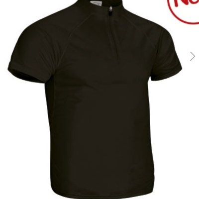 Camisola preta de manga curta com fecho de correr e gola alta