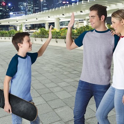 Rapaz com skate e duas pessoas a fazerem 'high five' em zona urbana exterior