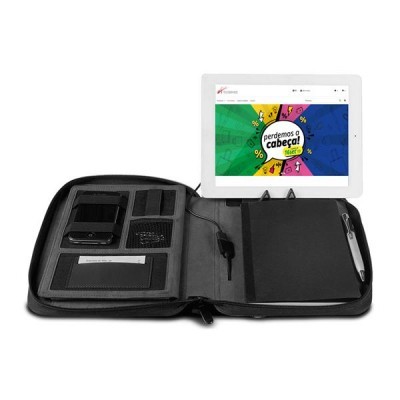 Pasta organizadora preta com bloco de notas, caneta, telemóvel e tablet branco aberto com site colorido