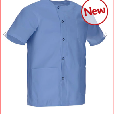Casaco de uniforme azul claro com botões pretos e bolsos