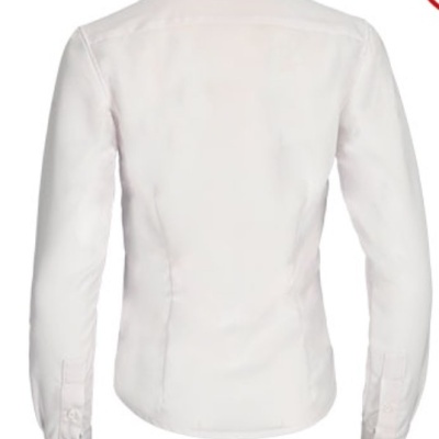 Camisa branca de manga comprida vista pelas costas