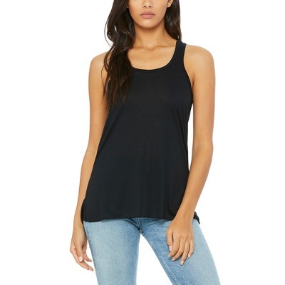 Top feminino preto sem mangas com calças de ganga azul claro