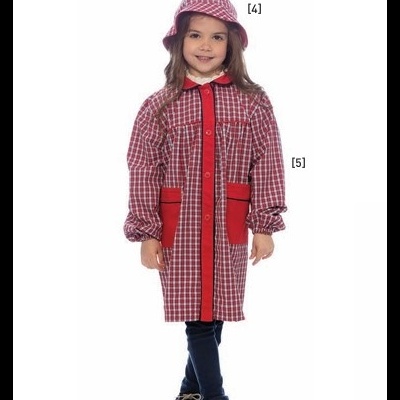 Menina vestindo casaco xadrez vermelho e branco com chapéu combinando, calças escuras e sapatos pretos.