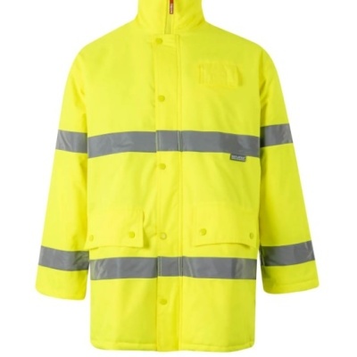 Casaco amarelo neon de alta visibilidade com faixas refletoras cinza e bolsos frontais.