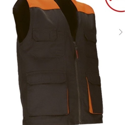 Colete preto e laranja com fecho e bolsos visíveis