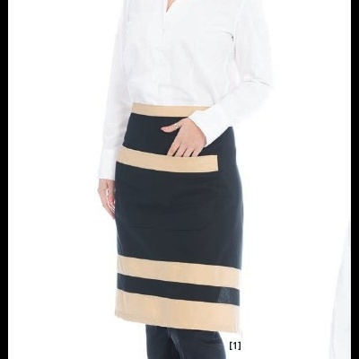Mulher com camisa branca, saia avental preta com faixas beige e calças pretas