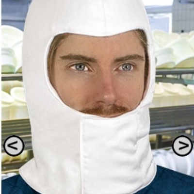 Capuz branco de proteção com abertura para olhos em ambiente industrial alimentar