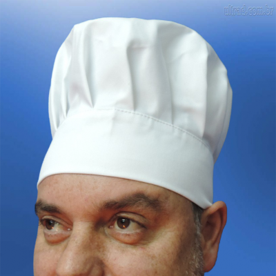 Homem com chapéu de chef branco em fundo azul