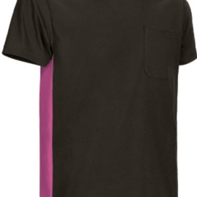 Camiseta preta com bolso e painéis laterais cor de rosa