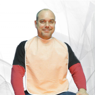 Babete laranja e branco em homem sentado de calças azuis.