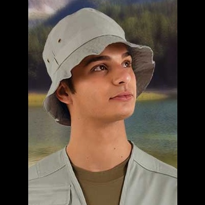 Jovem a usar chapéu tipo pescador cinza claro ao ar livre perto de lago