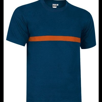 Camiseta azul escura com listra laranja no peito