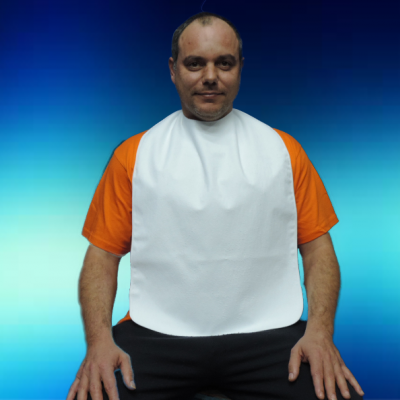 Homem com camiseta laranja e babete branco sentado contra fundo azul