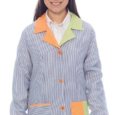 Casaco comprido às riscas azuis e brancas com gola colorida e bolsos com padrão de blocos coloridos