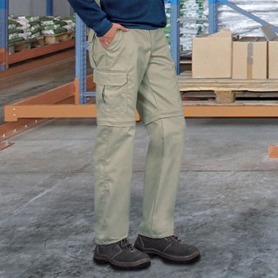 Calças cargo bege com bolsos laterais num armazém