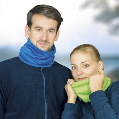 Homem e mulher usando polainas para pescoço azuis e verdes em ambiente exterior