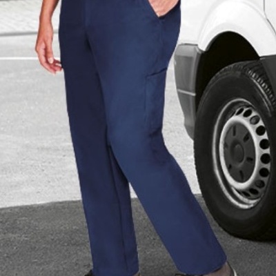 Calças azuis escuras com sapatos casuais cinza e carrinha branca ao fundo