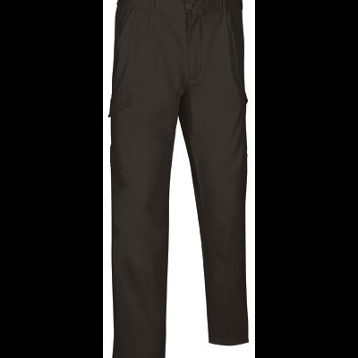 Calças pretas com bolsos laterais e botão na cintura