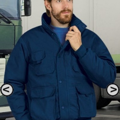 Homem com casaco azul e camião ao fundo