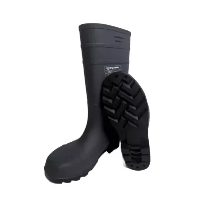 Bota de borracha preta com sola antiderrapante e etiqueta BCAMP