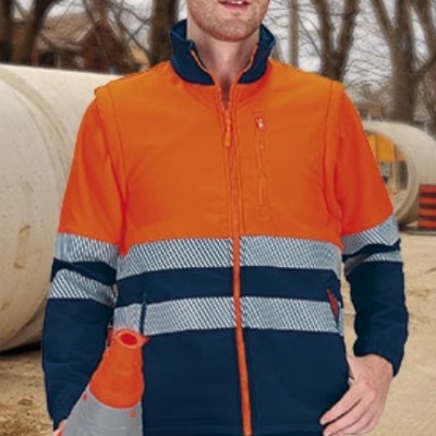 Casaco de segurança laranja e azul com faixas refletoras em cenário de construção