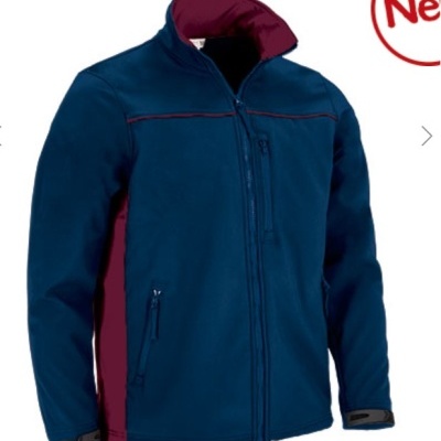 Casaco polar azul escuro com interior e detalhes em vinho e fecho completo