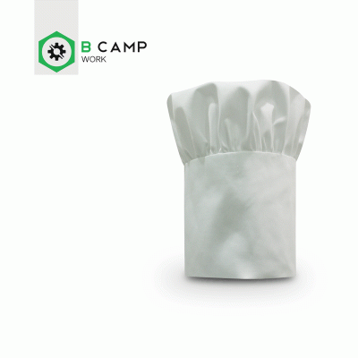 chapéu de chef branco em fundo branco com logótipo B CAMP WORK