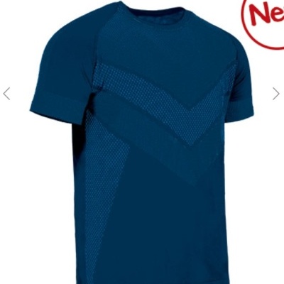 Camiseta desportiva azul escuro com padrão texturizado em V