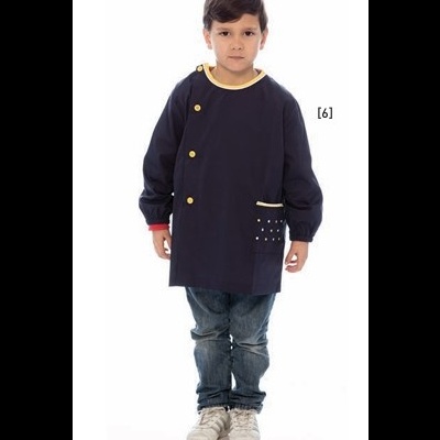 Criança com bata azul escura, calças de ganga e sapatilhas brancas