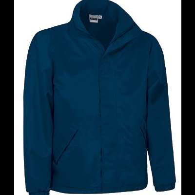 Casaco azul escuro com gola alta e fecho oculto