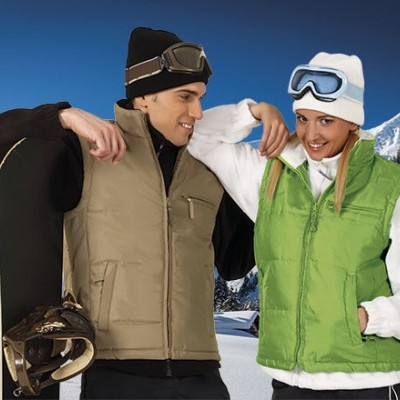 Dois homens e mulheres com coletes acolchoados em ambiente de neve com prancha de snowboard.
