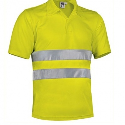 Polo amarelo fluorescente com faixas reflexivas horizontais cinzentas e gola clássica.