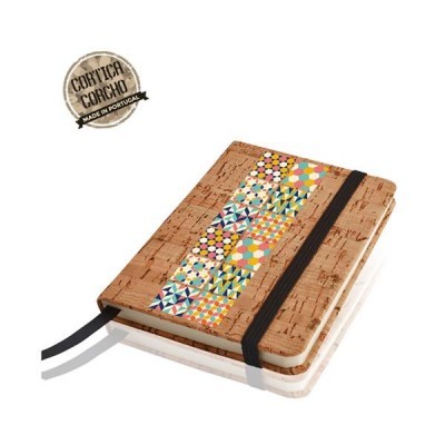 Caderno com capa de cortiça e padrão geométrico colorido com elástico preto.