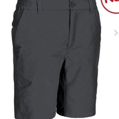 Calções cinza escuro com cinto elástico e botão na cintura