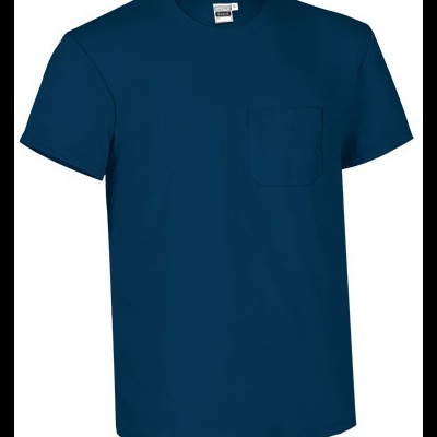 Camiseta azul escuro com bolso no peito e etiqueta na gola