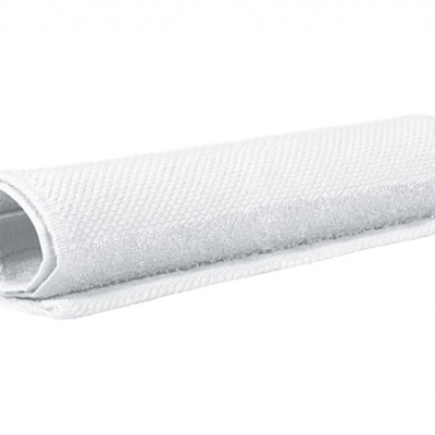 Pano branco para limpeza enrolado com textura bordada