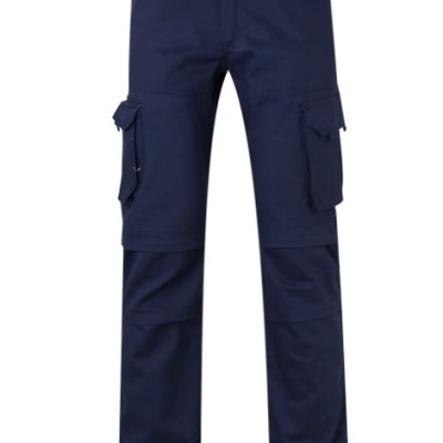 Calças cargo azuis escuras com bolsos e fecho de botão