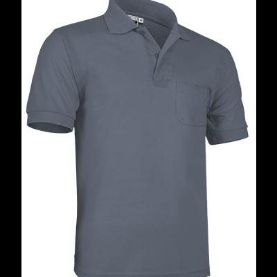 Polo cinzento com gola e bolso sobre fundo branco