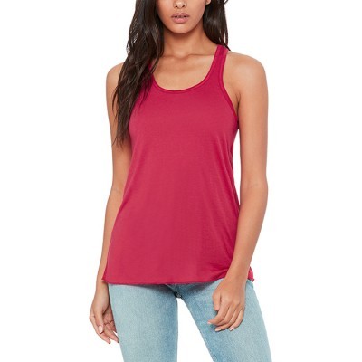 Top de mulher vermelho-rosado sem mangas com calças de ganga azuis claras