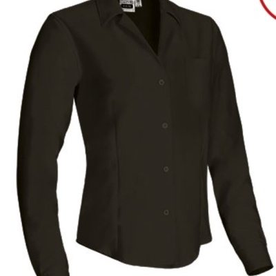 Camisa preta de mulher com botões e bolso