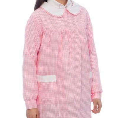 Blusa comprida feminina rosa e branca aos quadrados com gola e bolsos brancos