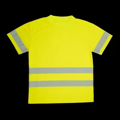 T-shirt amarela fluorescente com faixas refletoras cinza nas mangas e corpo