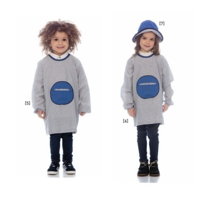 Duas crianças vestindo blusas compridas azuis claras e brancas com bolso redondo azul escuro