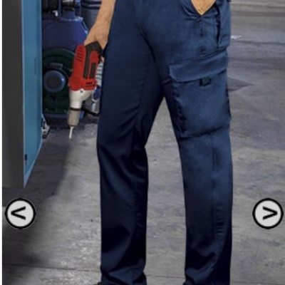 Calças de trabalho azuis escuras com bolsos de carga e sapatos de segurança